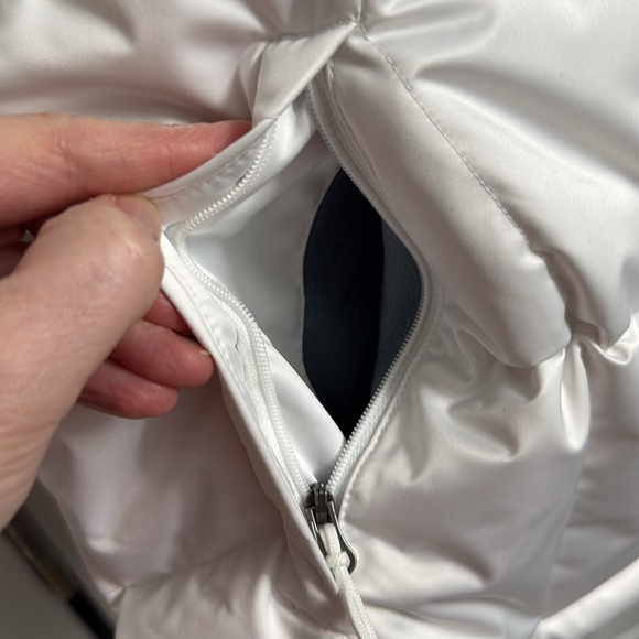 Women’s White Columbia Midnight Snow Down Vest, Large - Picture 4 of 14